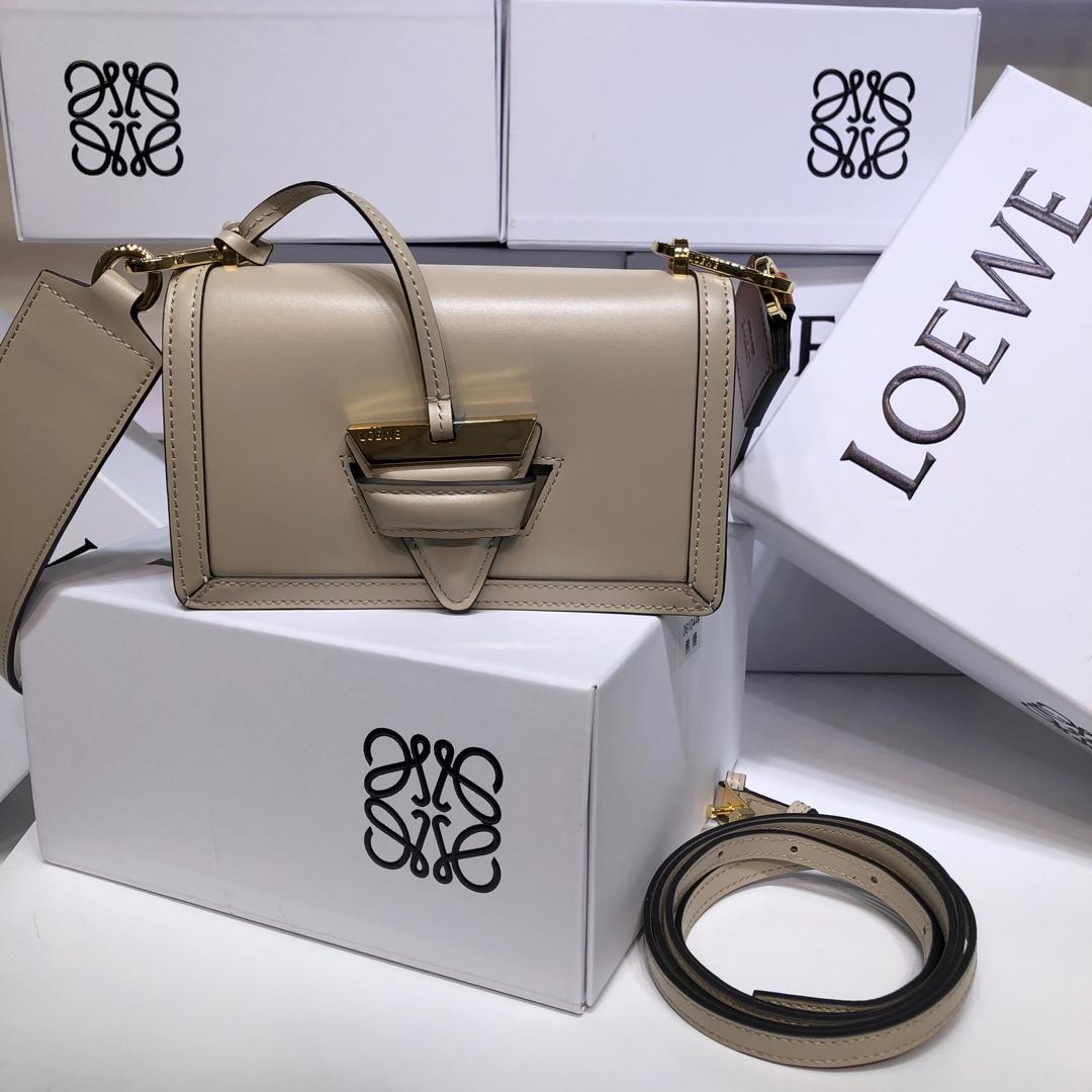 LOEWE新款包包明星同款 罗家Barcelona三角包 LOEWE中国官网 - 七七奢侈品