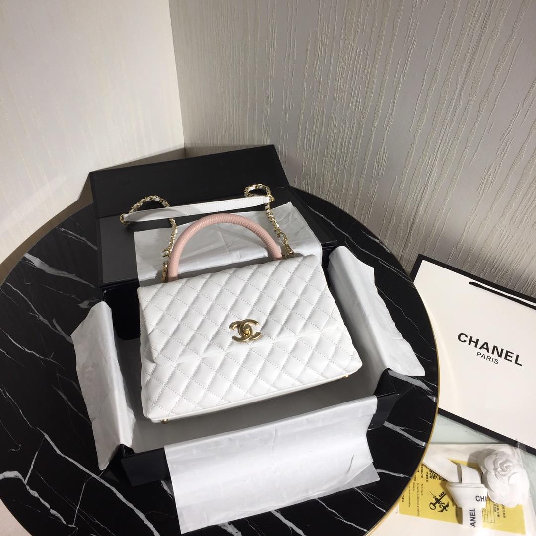 品牌:香奈儿chanel;款式:最经典的菱格配蜥蜴手柄包包;它的设计引人