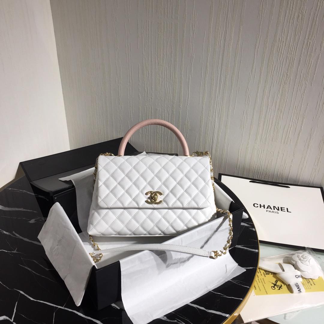品牌:香奈儿chanel;款式:最经典的菱格配蜥蜴手柄包包;它的设计引人