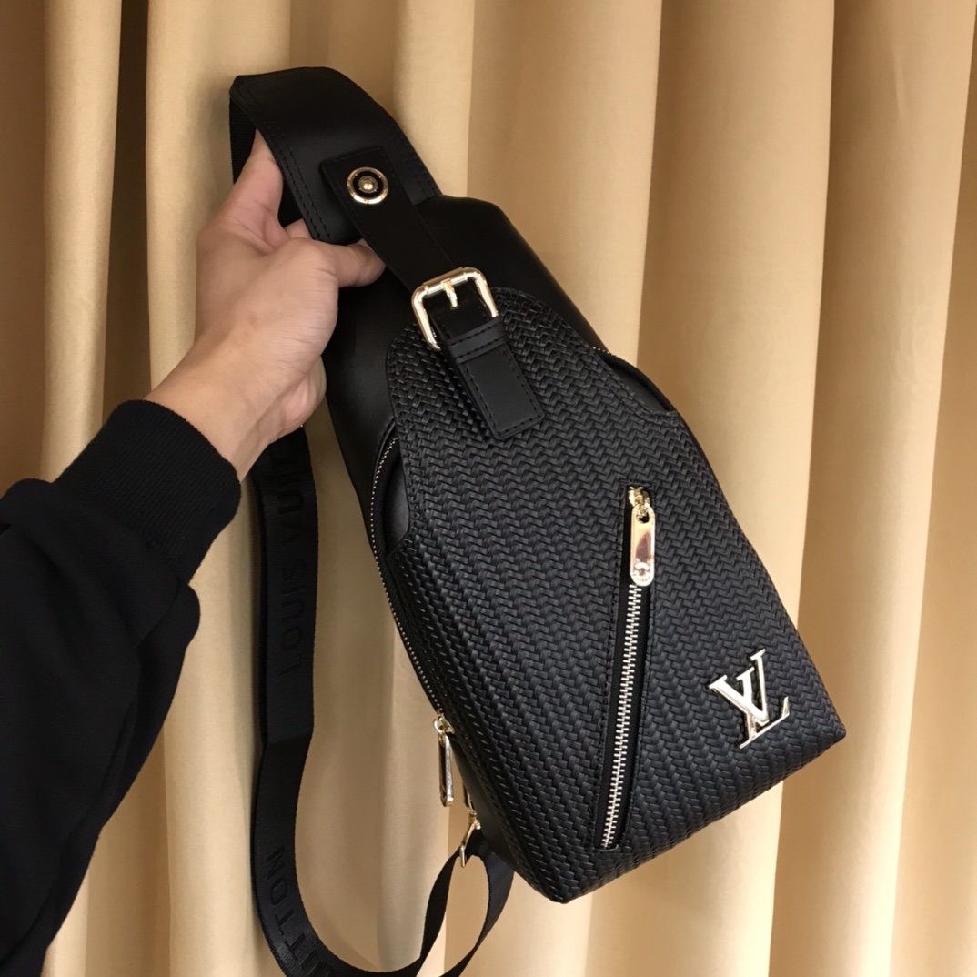 lv男包哪里买便宜v家新款黑色胸包lv胸包官网价格