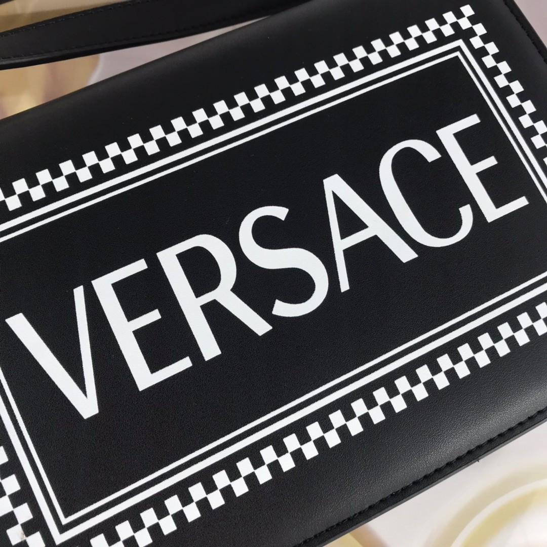 Versace范思哲的品牌故事-公司品牌VI设计logo设计公司-企业品牌logo形象VI设计-深圳品牌设计-商业空间设计-喜草品牌创意设计