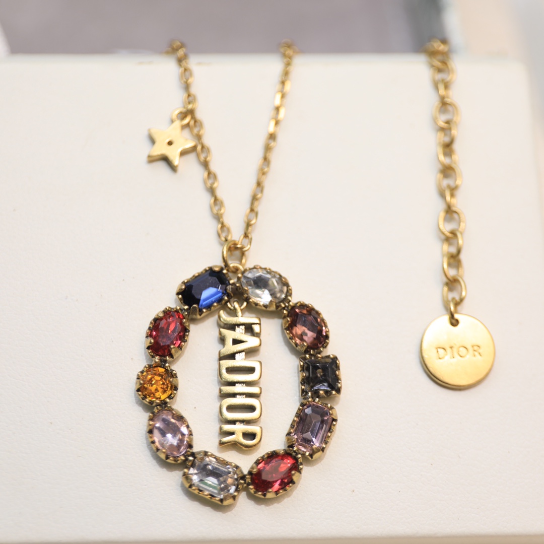 迪奥Dior 全新高级珠宝系列女士腕表、展现精湛艺术品质，融汇优雅与美感。处处显露精致和高雅的一款。进口石英机芯，传统工匠手工打造，独特的网格 ...